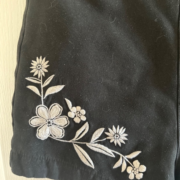 Hollister black size 00 floral shorts - Picture 4 of 6